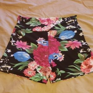 Floral stretchy shorts